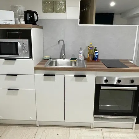 Petite Avec Sdb Partagee Проживання в сім'ї Анже